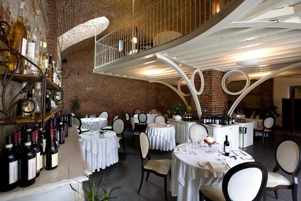 Reštaurácia alebo iné gastronomické zariadenie v ubytovaní Hotel Cascina Di Corte