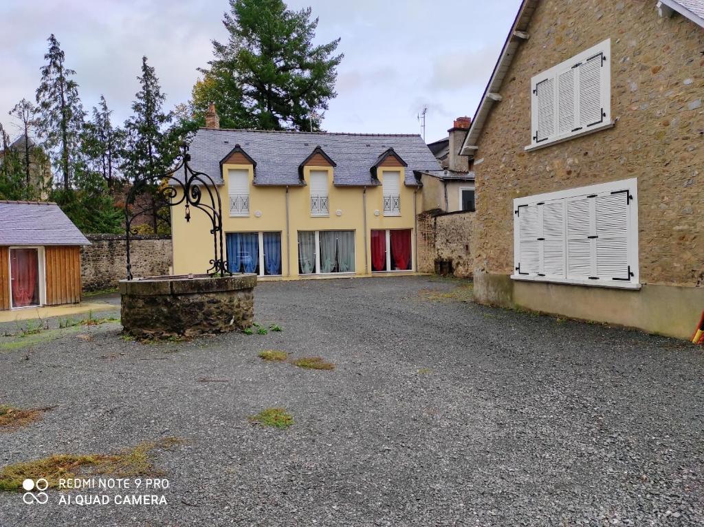 una casa grande con una entrada delante de ella en Maison d'une chambre avec terrasse amenagee et wifi a Solesmes en Solesmes