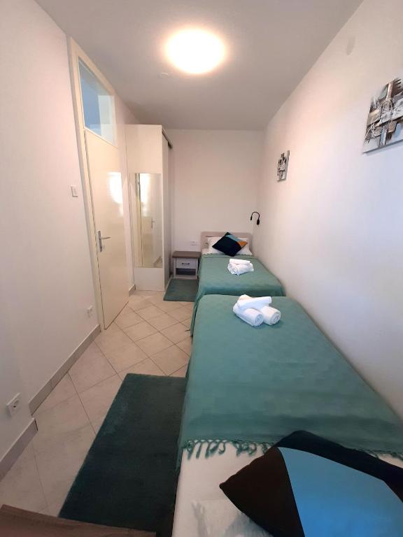 Łóżko lub łóżka w pokoju w obiekcie Sunwell apartments - Novalja, Gajac, Zrće