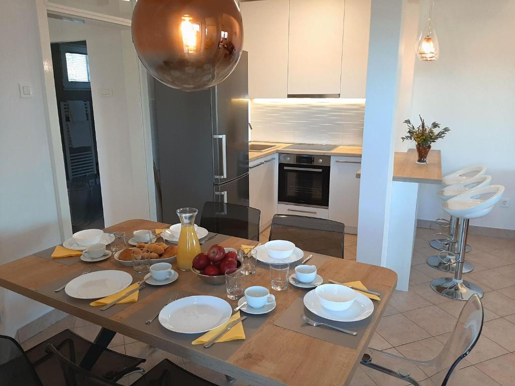 Kuchnia lub aneks kuchenny w obiekcie Sunwell apartments - Novalja, Gajac, Zrće