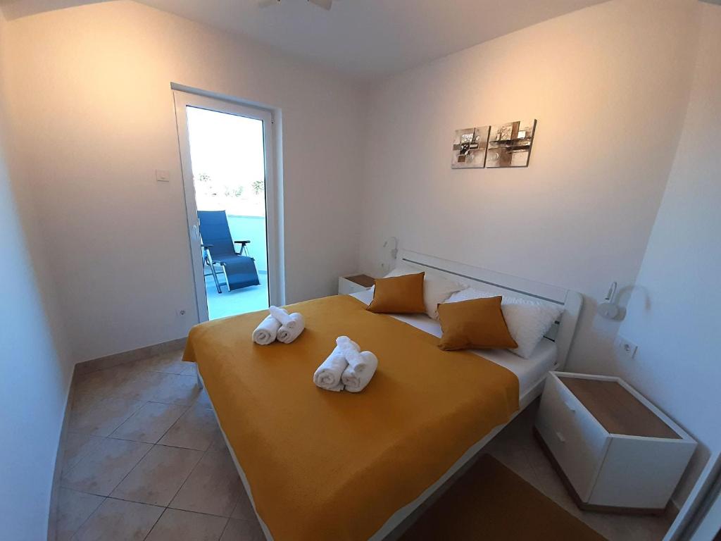 Łóżko lub łóżka w pokoju w obiekcie Sunwell apartments - Novalja, Gajac, Zrće