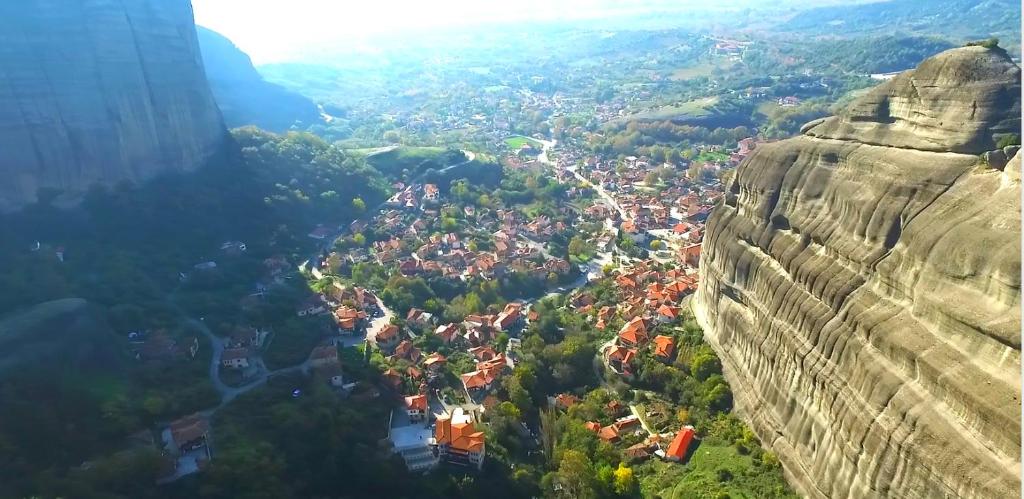 Nespecifikovaný výhled na hory nebo výhled na hory při pohledu z hotelu