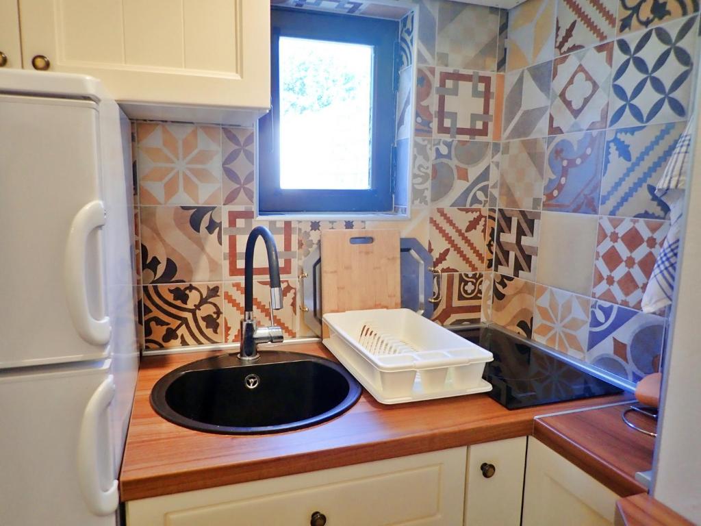 w kuchni z umywalką i oknem w obiekcie Holiday home Cvita w mieście Starigrad-Paklenica