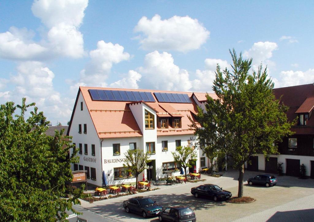 ein Gebäude mit Sonnenkollektoren auf dem Dach in der Unterkunft Landhotel Bauernschmitt in Pottenstein