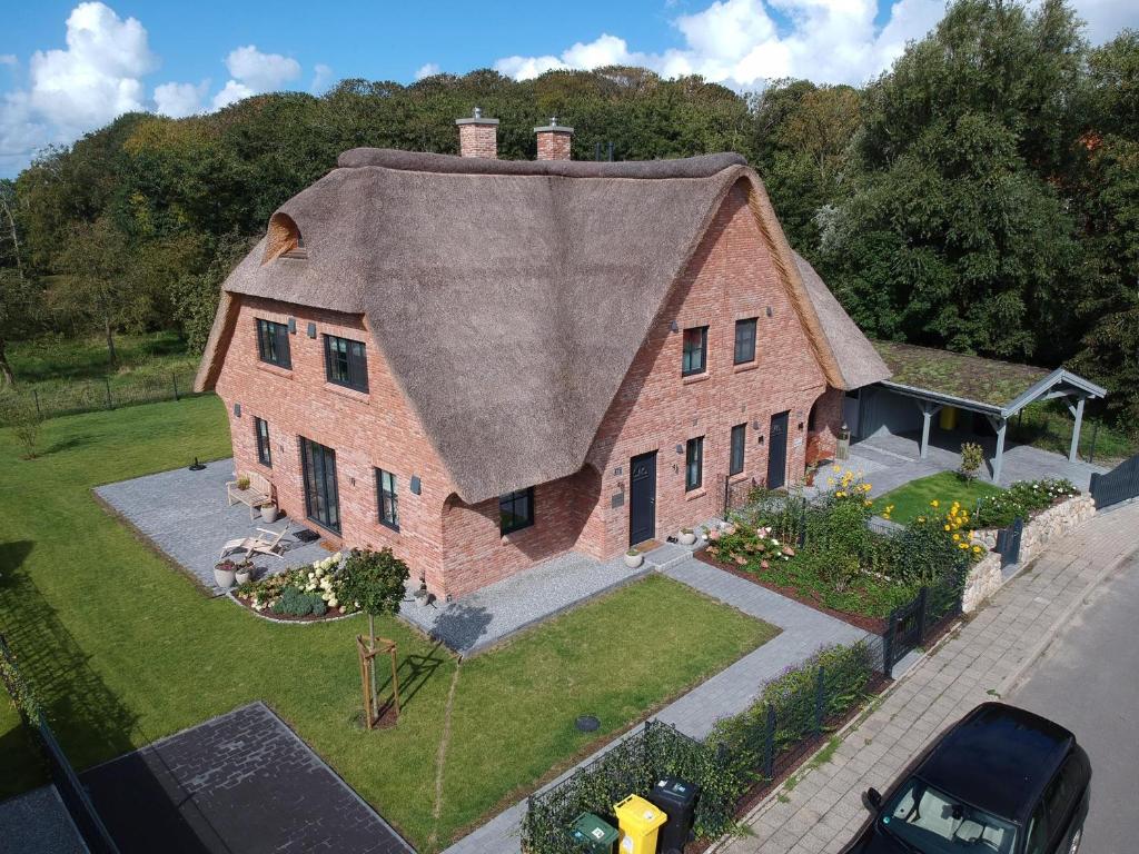 an aerial view of a house with a roof at Reetdachhaus Nordstern in Garding