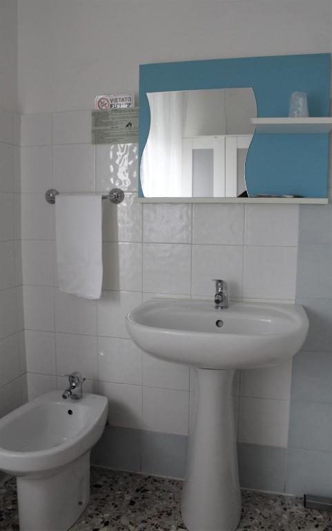 Koupelna v ubytování Albergo Moderno