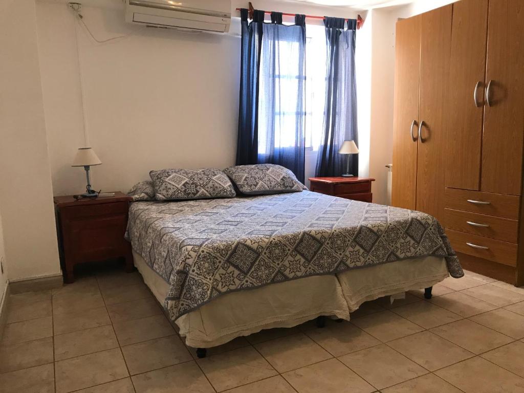 un dormitorio con una cama y una ventana en Belgrano 10, en Salta