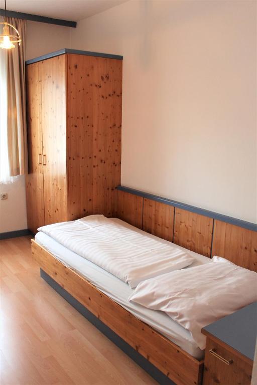 Postel nebo postele na pokoji v ubytování Konditorei Binder