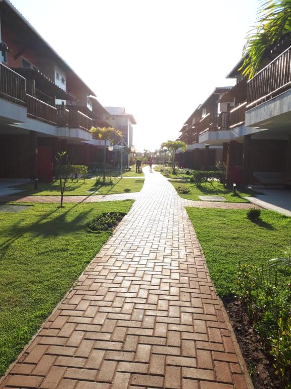 a brick path in front of a building at Apartamento Summer ville in Itacimirim