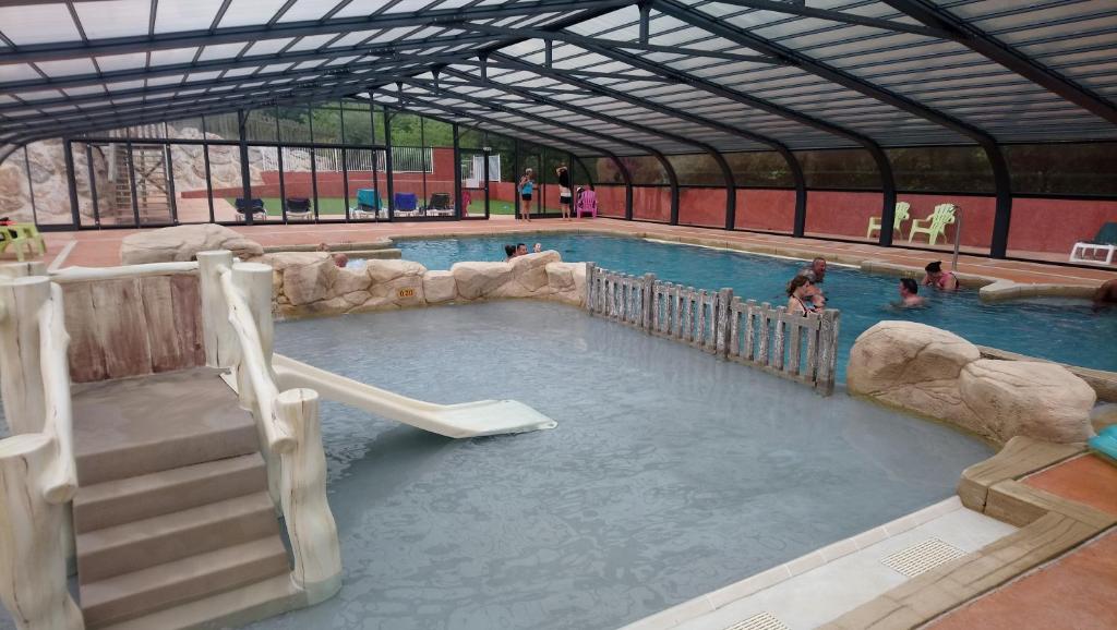 Bazén v ubytování Camping des Alberes nebo v jeho okolí