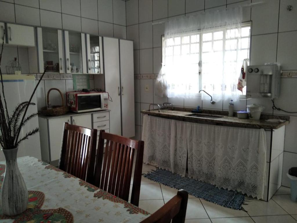 A cozinha ou cozinha compacta de Casa de Hospedagem em São João Batista do Glória