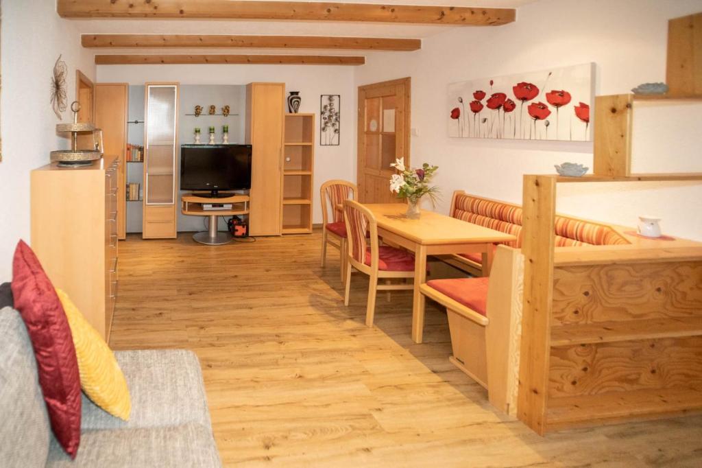 a living room with a table and a kitchen at Ferienwohnung Kristina in Bad Mitterndorf