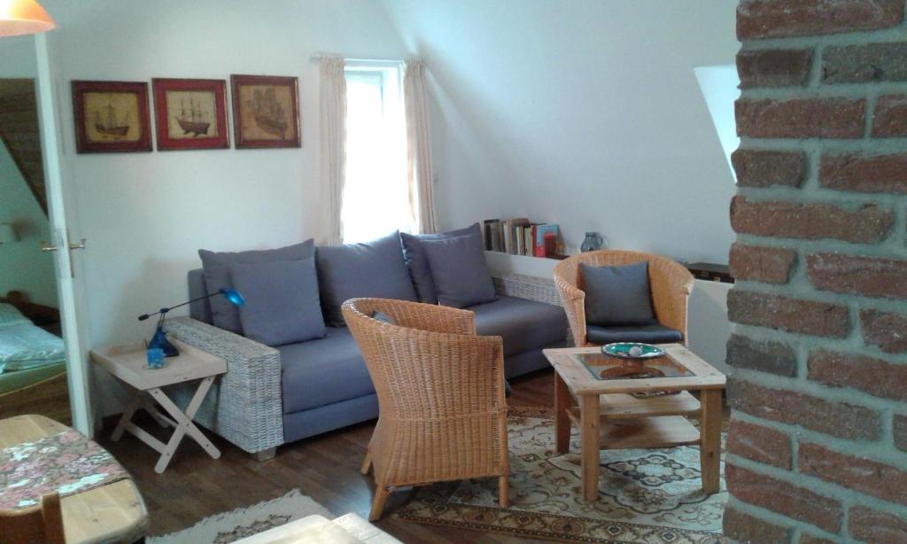 - un salon avec un canapé bleu et des chaises dans l'établissement Kirsch, à Westerland