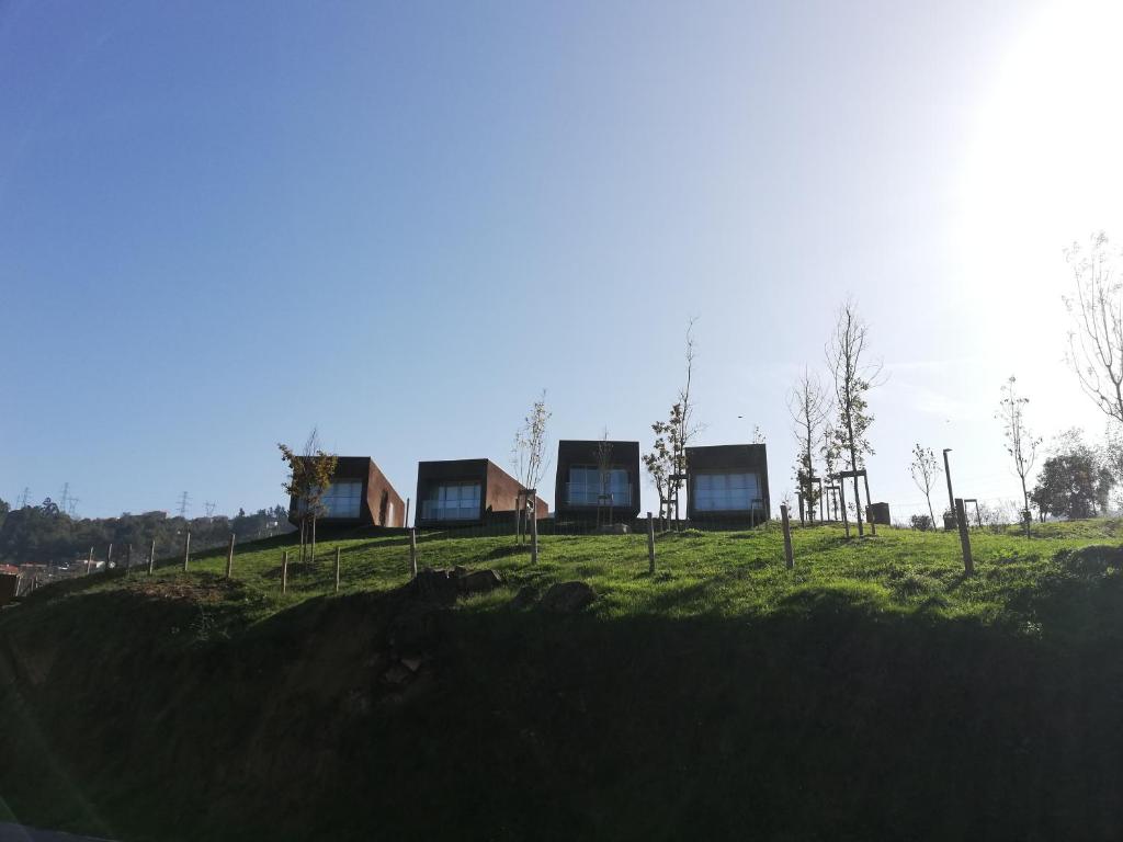 um grupo de casas no topo de uma colina em Welcome Douro em Cinfães