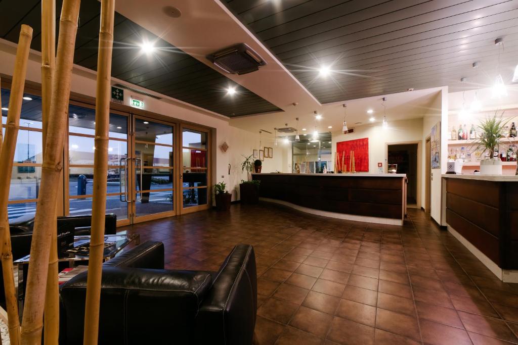 un vestíbulo de un restaurante con bar en Motel Hotel Piranha, en Cameriano