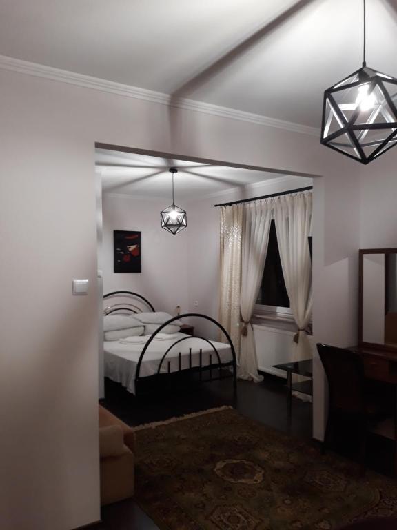 ラドムにあるFantazja - Restauracja i Noclegiのベッドルーム1室(ベッド1台、テーブル、窓付)