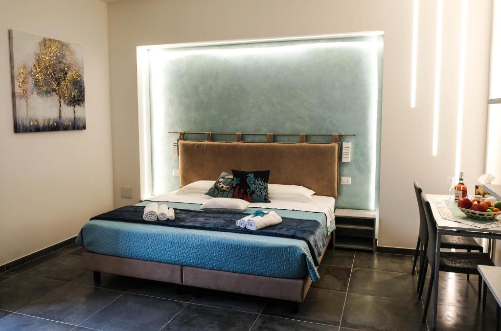 1 dormitorio con 1 cama con cabecero grande en Alghero VitAlba, en Alghero