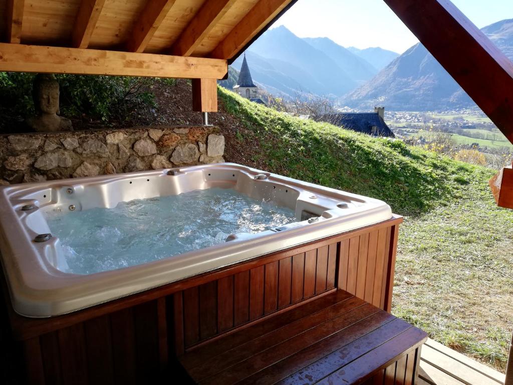 CamparanにあるLes GITES DE CAMPARAN - gîte "le GRAND CHALET AVEC SPA ET SAUNA"の山々の景色を望むジャクジータブ