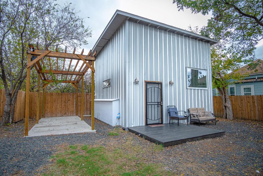 Guest House with Loft Near Downtown - Apartment