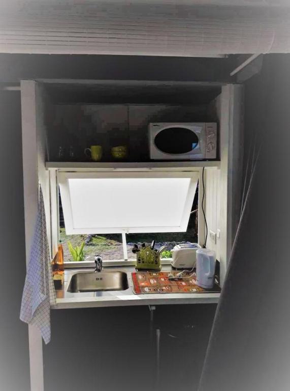 Kuchyň nebo kuchyňský kout v ubytování bungalow vue lagon 180 degré, la maison bleue