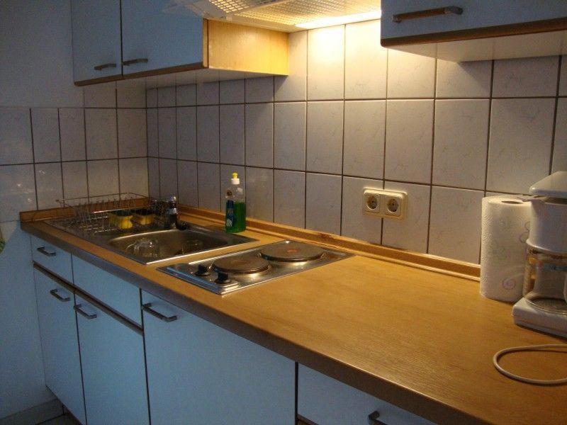een keuken met een wastafel en een aanrecht bij Ferienwohnung-Dresden-Sued in Dresden