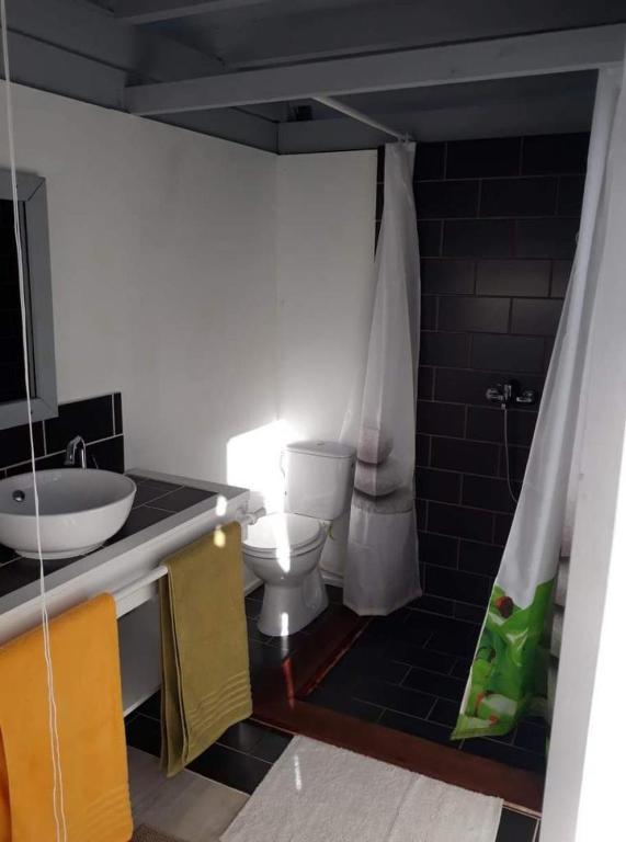 Koupelna v ubytování bungalow vue lagon 180 degré, la maison bleue