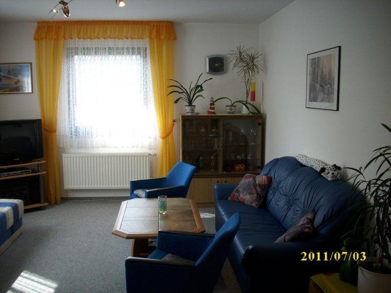 Lancken-GranitzにあるFerienwohnung-Plathのリビングルーム(青いソファ、テーブル付)