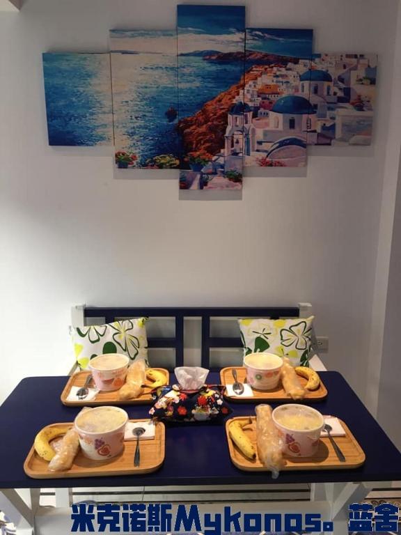 una tavola con due vassoi di cibo sopra di Blue House a Jincheng