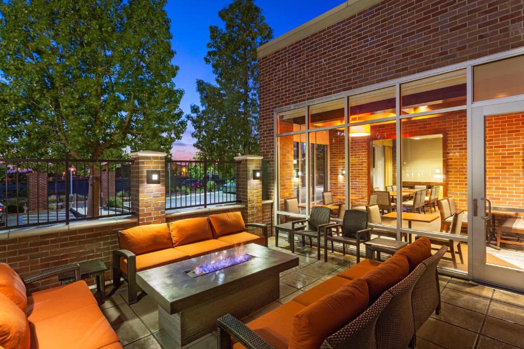 een patio met banken en een tafel en stoelen bij Hyatt Place Sacramento Roseville in Roseville