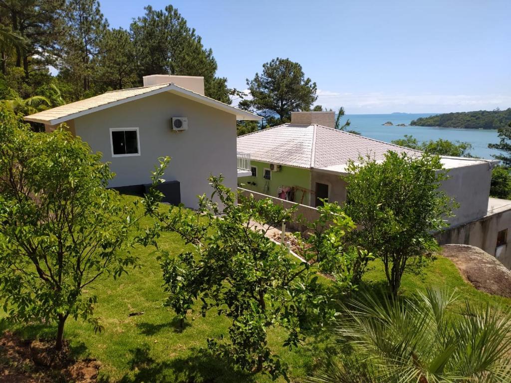  Casa com amplo gramado e vista para o mar