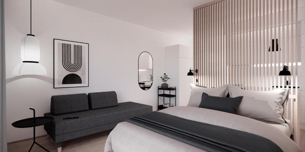 - une chambre avec un grand lit et une chaise dans l'établissement New and cozy apartment in the centrum of Oulu, à Oulu