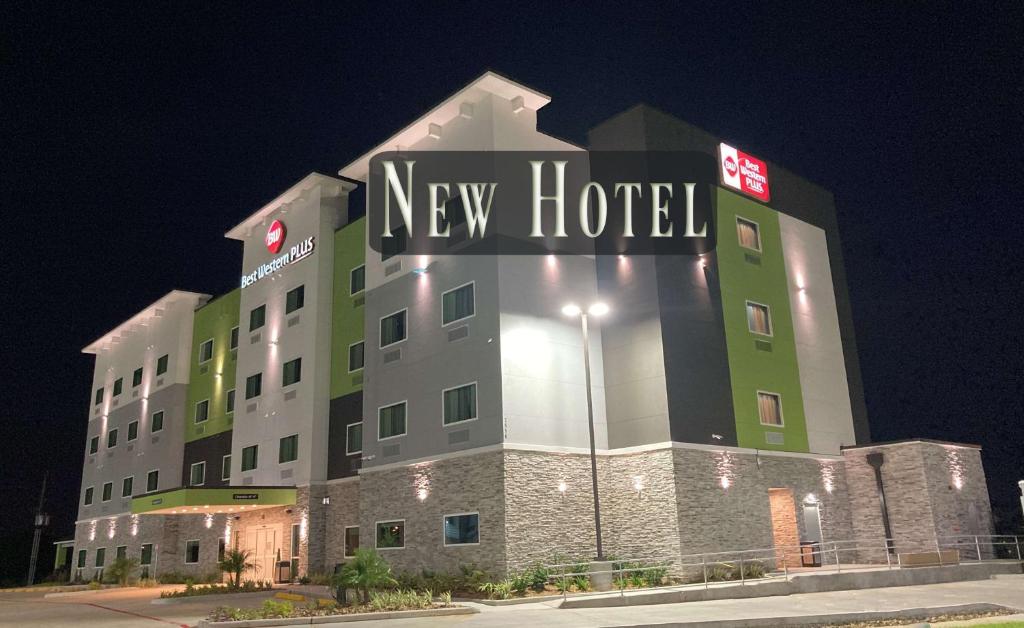 un nuevo hotel de noche con un cartel en él en Best Western Plus Mid County en Port Arthur