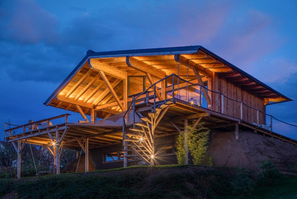 una casa construida en la cima de una colina en AISLAMIENTO, Luxus faház, en Zalaegerszeg