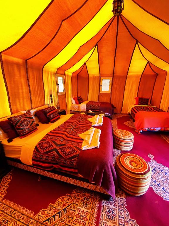 Postel nebo postele na pokoji v ubytování Merzouga Paradise Luxury Camp