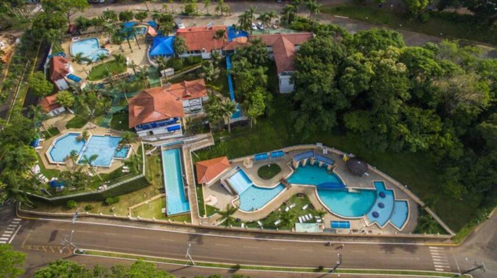 einen Luftblick auf ein Resort mit einem Pool in der Unterkunft APT 403 - Localização excelente Thermas Palace !! in Piratuba