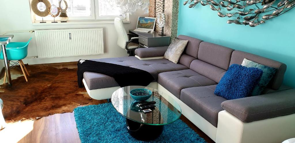 ein Wohnzimmer mit einem Sofa und einem Tisch in der Unterkunft Design apartment MM in Poprad