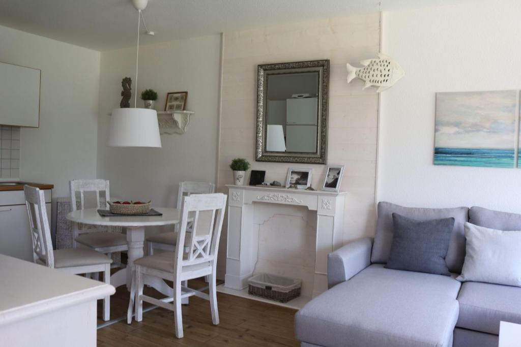 - un salon avec un canapé et une table dans l'établissement Ferienwohnung-Moorberg-mit-schoener-Terrasse-in-ruhiger-Lage, à Dreschvitz