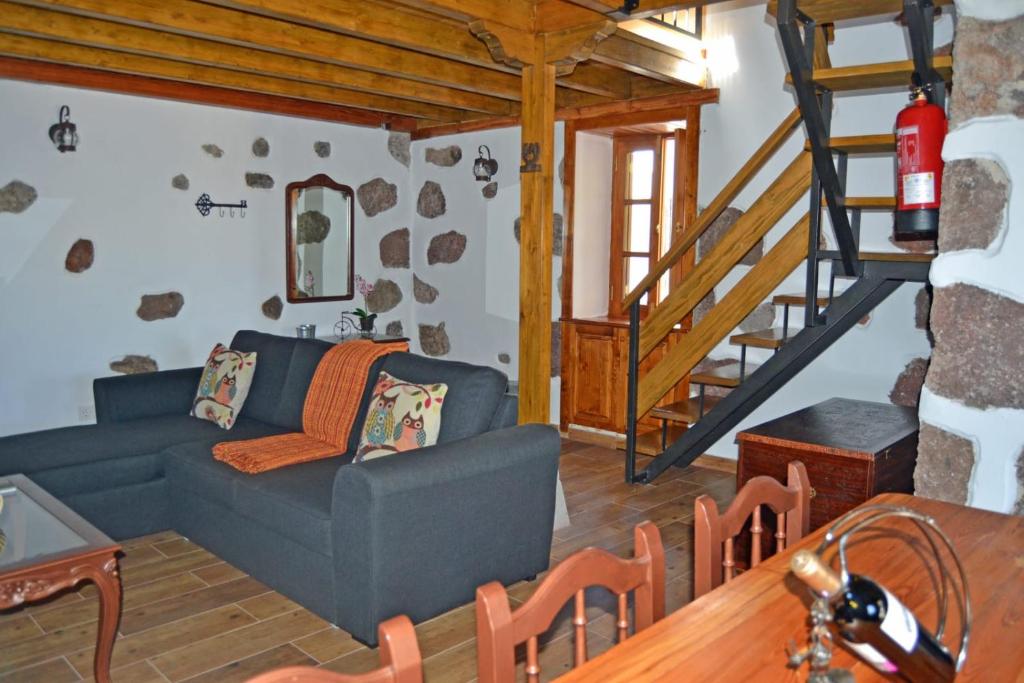 un soggiorno con divano e una scala di La casa de Tea a Santa Lucía
