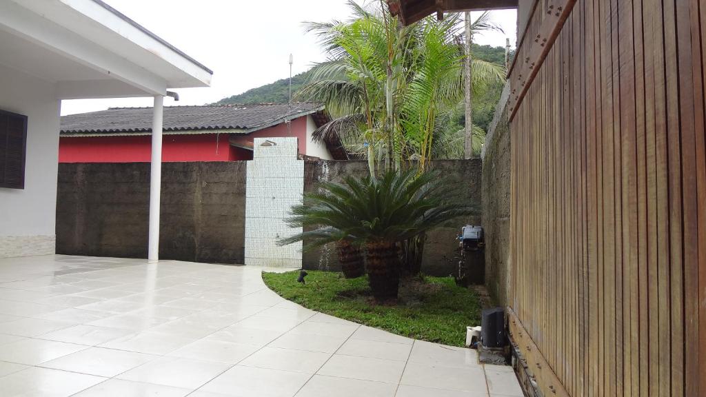  Casa com piscina próximo a Maranduba