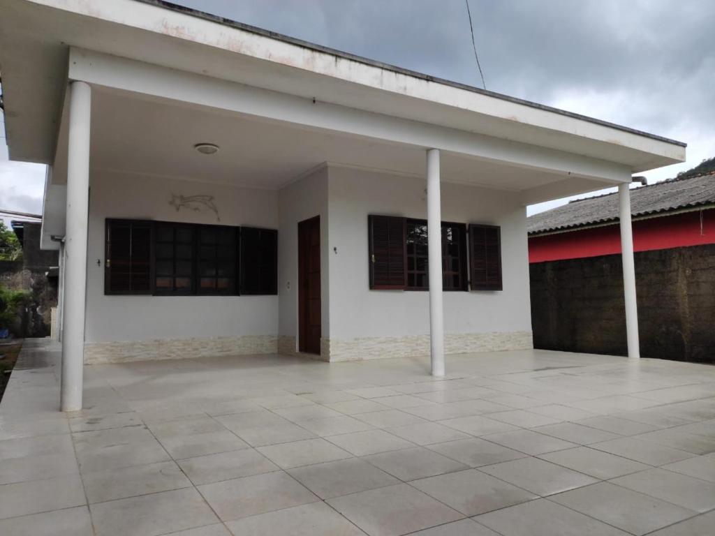  Casa com piscina próximo a Maranduba