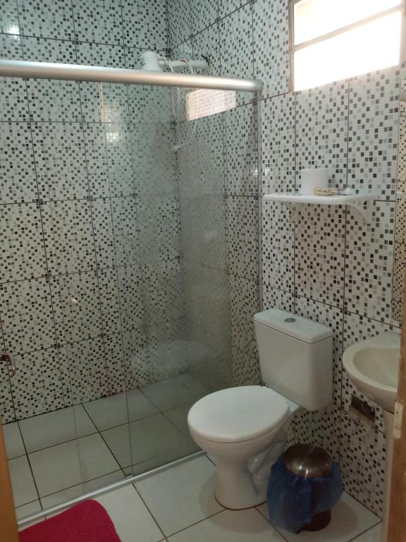 a bathroom with a toilet and a sink at Casa de temporadas Simone/ Rafael in Carolina
