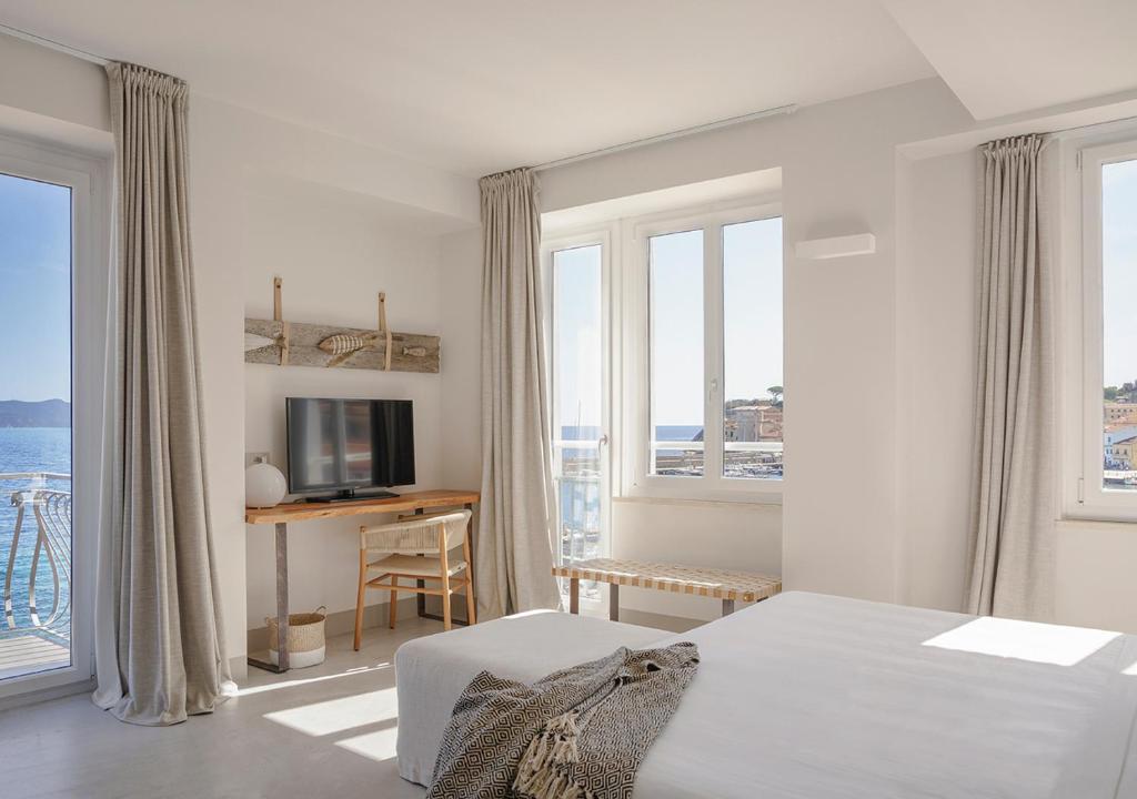 Postel nebo postele na pokoji v ubytování LA GUARDIA Hotel