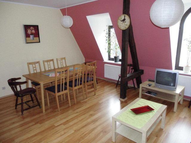 ein Wohnzimmer mit einem Tisch und einem Esszimmer in der Unterkunft Sehr schöne 4 Raum Maisonette-Fewo mit 100qm + zentral & preiswert - T9 in Dresden