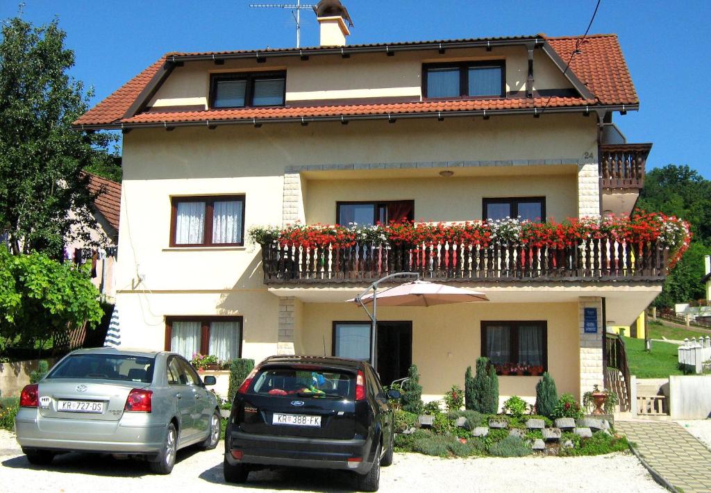 two cars parked in front of a house at Bed & Breakfast Đurđan in Krapinske Toplice