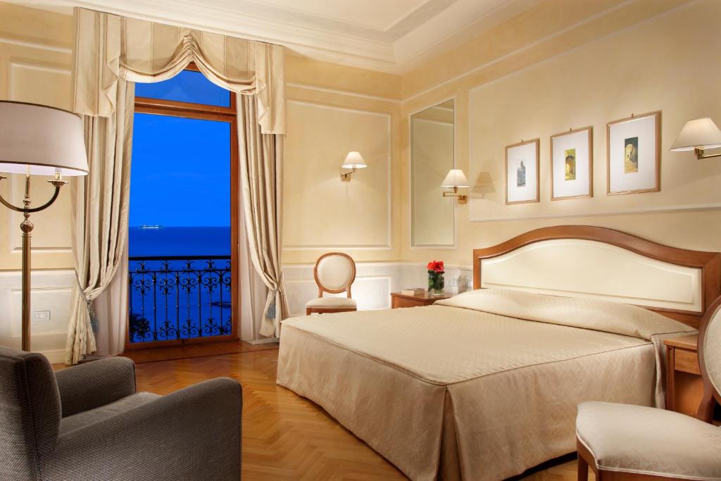 Postel nebo postele na pokoji v ubytování Royal Hotel Sanremo