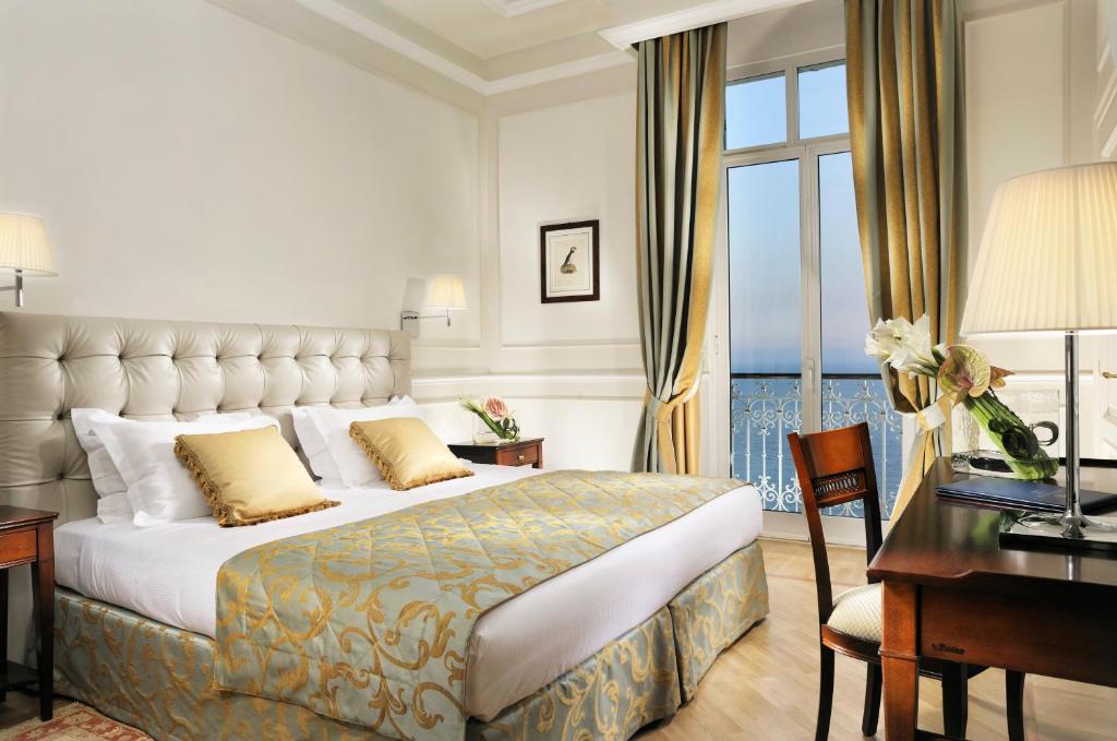 Postel nebo postele na pokoji v ubytování Royal Hotel Sanremo