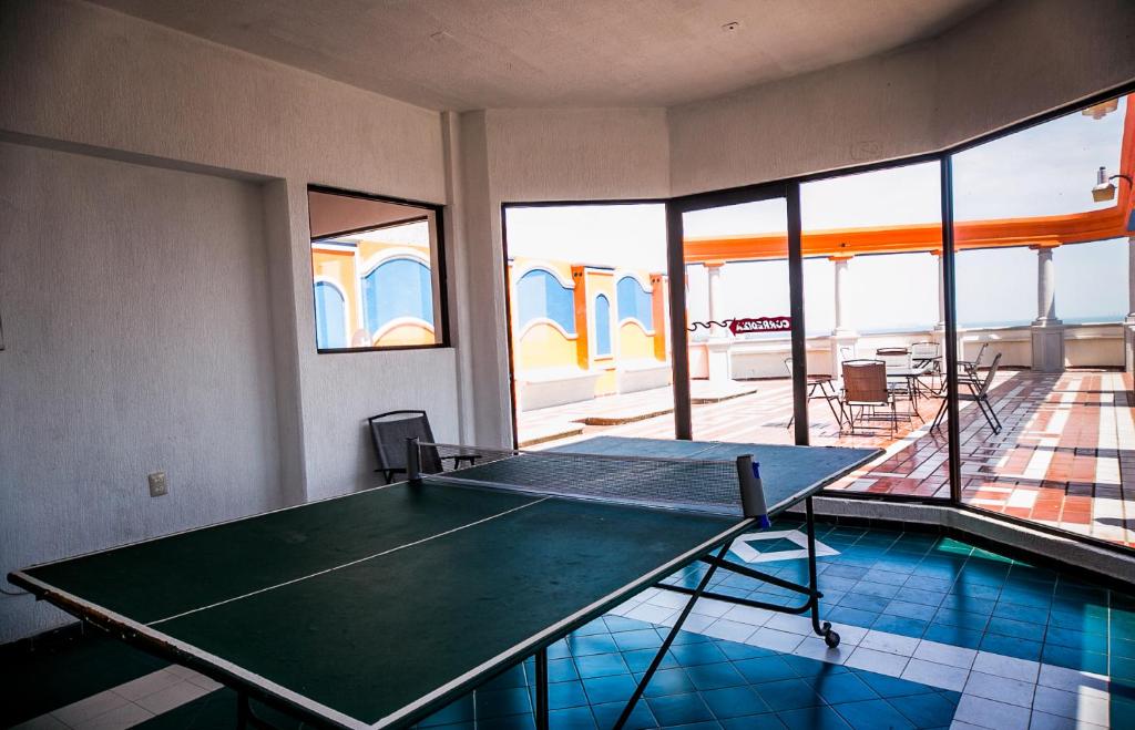 Stolní tenis v ubytování Hotel Candilejas Playa nebo okolí