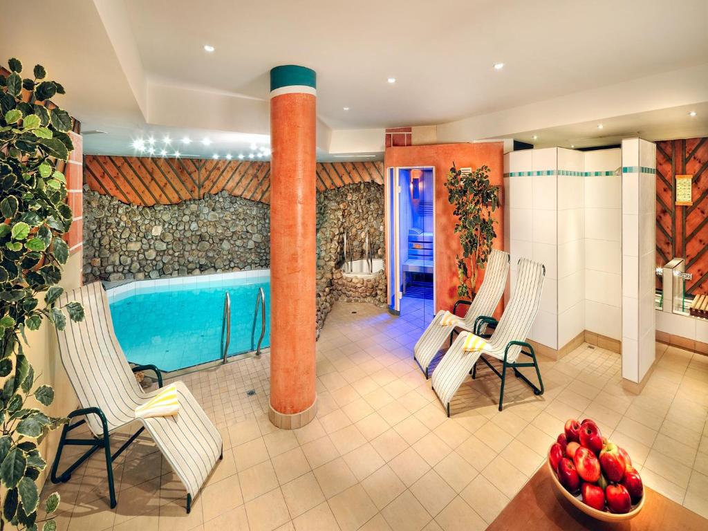 Bazén v ubytování Hotel zum Hirschen nebo v jeho okolí