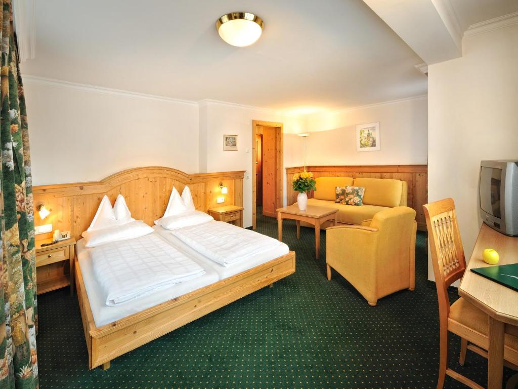 Postel nebo postele na pokoji v ubytování Hotel zum Hirschen