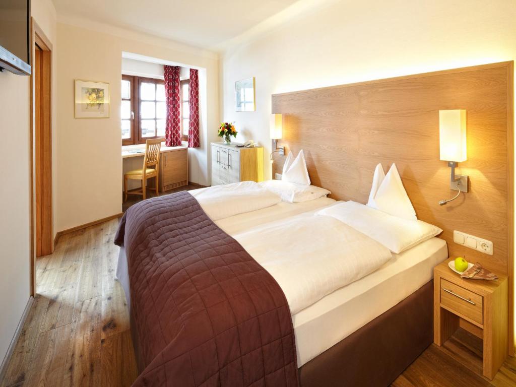 Postel nebo postele na pokoji v ubytování Hotel zum Hirschen